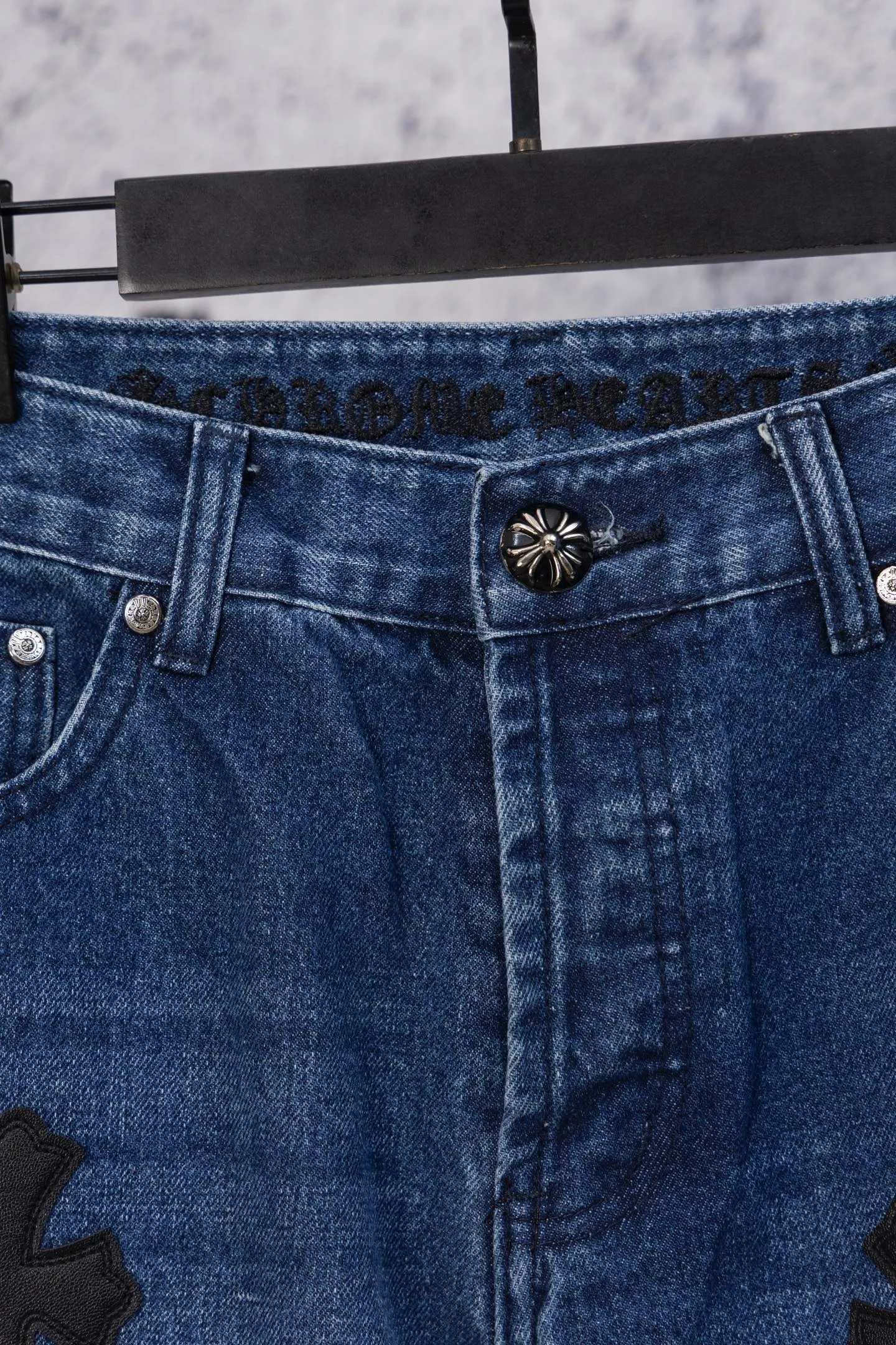 P260 CH Chromehearts limited edition three-color cross patchwork leather flame jeans, priced at 34W level, patchwork cross pattern embellishment, washed jeans! ! An absolutely high-end luxury product, a 1.9W-level god-level single product, a super popular product, made by top heavy industry, a magic weapon that cannot be missed! [About Zangyin] This is an extremely luxurious fashion brand that can also be called the aristocracy of the high street. It has always been an exclusive brand for some hipsters or rich second generations. Compared with ordinary high streets, it is more luxurious and noble. Compared with luxury brands, it is more fashionable and individual. It has always been a brand that I have a special liking for. [Top heavy industry fashion design] Consistently high-street luxury style. Speaking of this style, the Zangyin family and GU family are definitely the leading representative brands. Especially the Zangyin family has really achieved a state-of-the-art effect in creating high-street style. The unique washed material is used to create this style. The color system is already quite eye-catching. After it is decorated with patchwork cross flowers, it cleverly highlights the charm of the brand. Secondly, this style uses classic The high-waist cutting design highlights the long legs and fashionable temperament of the upper body. The brand is highly recognizable and the slim fit configuration is more suitable for daily wear. It is a product that interprets personality, fashion, and specifications at a glance. This single product is enough to make any fan excited. It can be a white T-shirt for a youthful college style, or a tight suspender for a royal style. It has strong matching ability and can be easily controlled by men.  [Materials and craftsmanship] Needless to say, this point goes without saying. As an excellent craftsman brand, Zangyin’s requirements for details and craftsmanship are really perfect. The washed color of this model has gone through so many processes, not to mention the embellishment of denim appliques. It is also purely hand-made and sewn. Just like what they believe in, only hand-made things have soul and have the meaning of wear. A top-notch heavy-duty fashionable denim item, I look forward to your perfect interpretation! !  Color: blue Size: 28-36